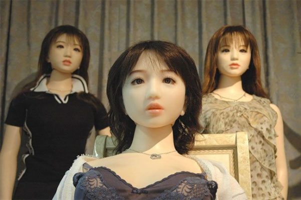 người lớn có thể chơi búp bê không